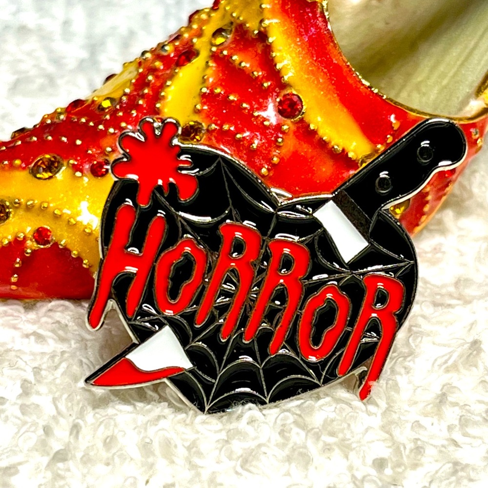 🔪😱bloody knife Halloween horror fear scare metallic pin-NEW